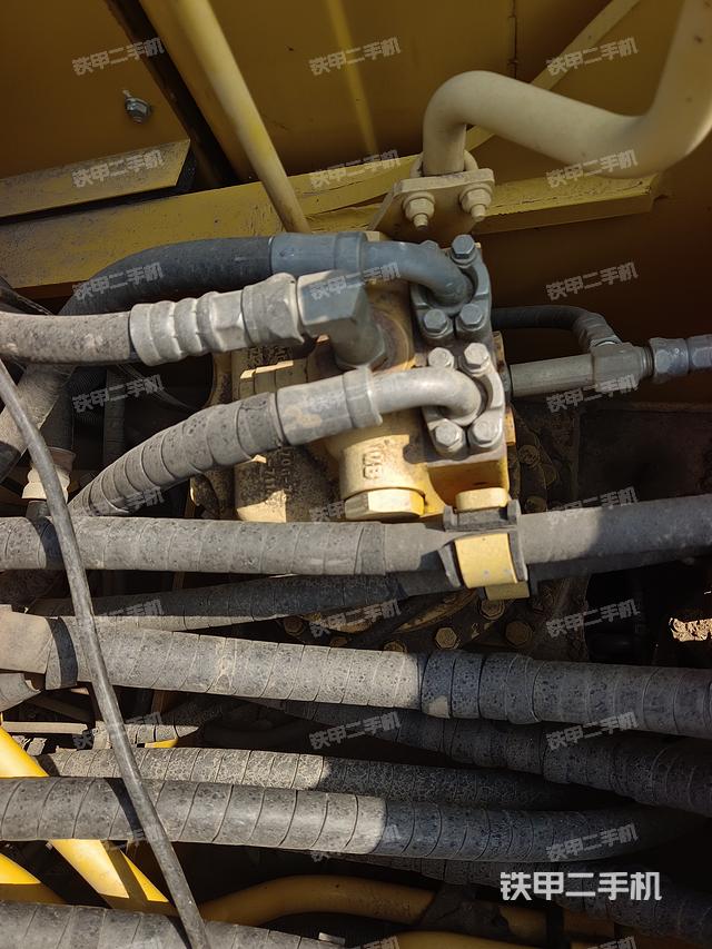 回转马达和主控阀（整机外观）