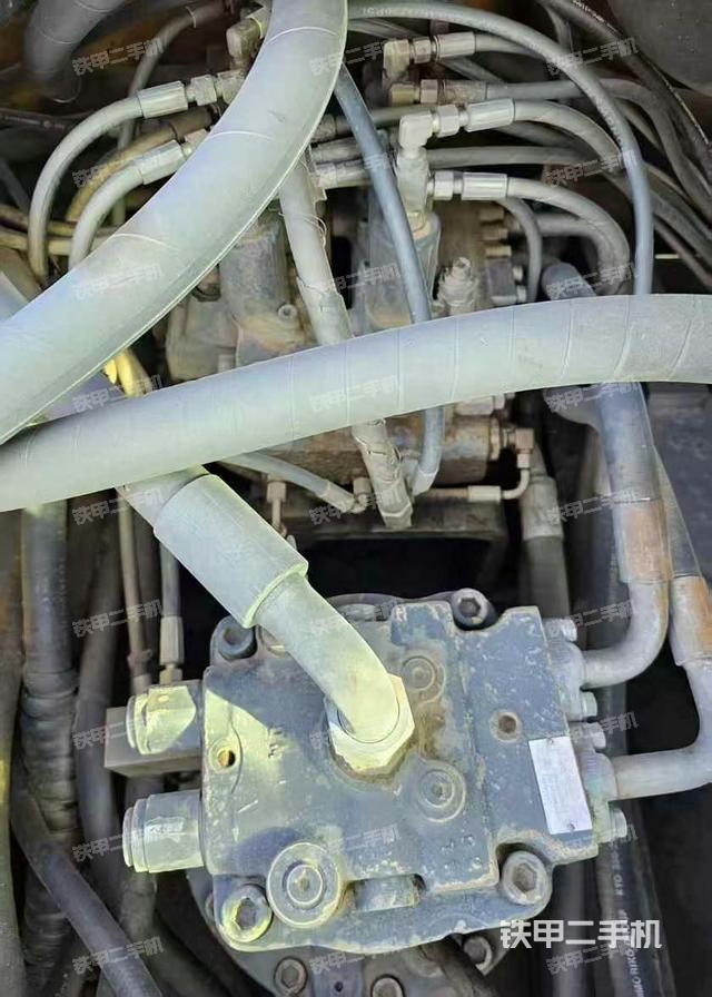 回转马达和主控阀（整机外观）