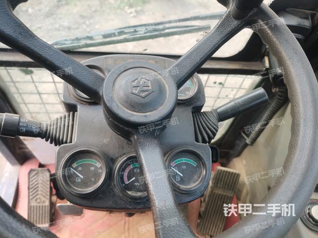 行走控制手柄和踏板?俯拍（駕駛室部分）