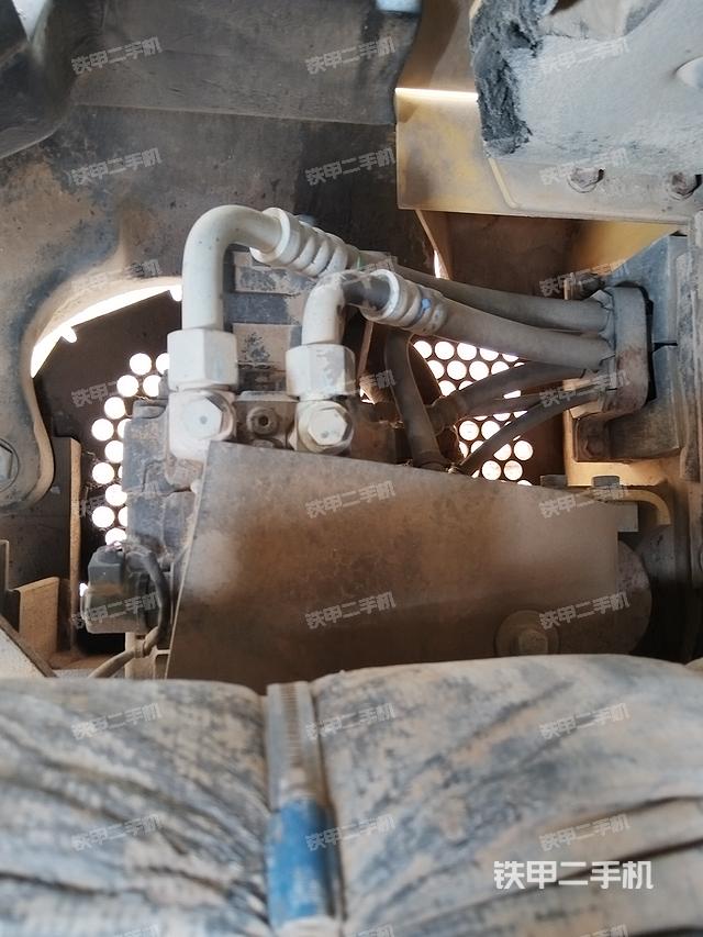 液压泵舱室正面整体（整机外观）