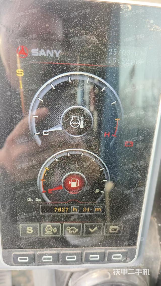 駕駛室整體(整機(jī)外觀) 駕駛室整體(整機(jī)外觀)