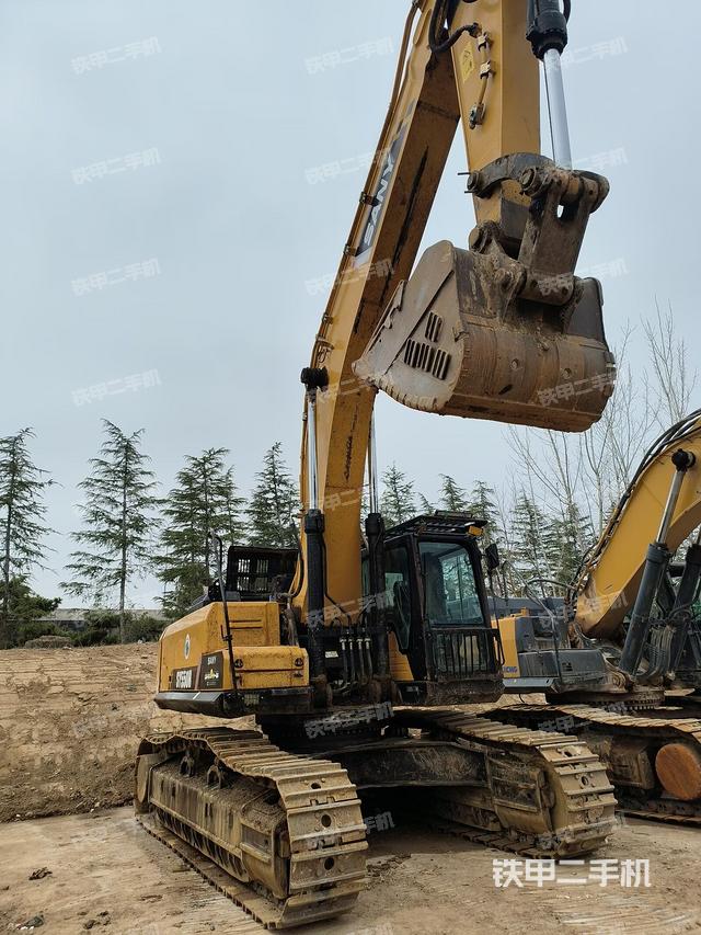 駕駛室頂部(整機(jī)外觀) 駕駛室頂部(整機(jī)外觀)