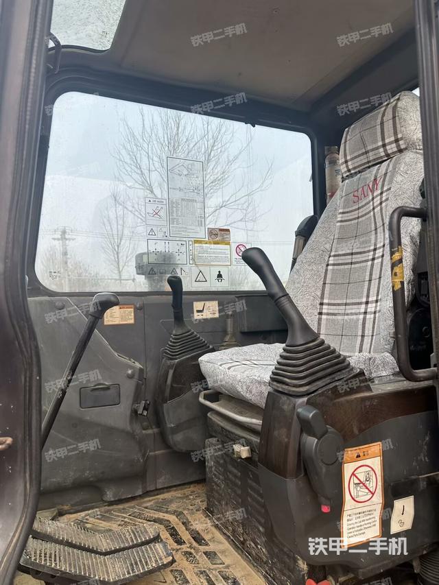 駕駛室頂部(整機(jī)外觀) 駕駛室頂部(整機(jī)外觀)