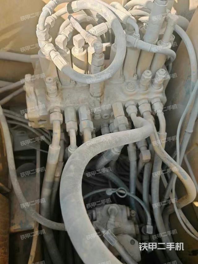 回轉(zhuǎn)馬達和主控閥(整機外觀) 回轉(zhuǎn)馬達和主控閥(整機外觀)