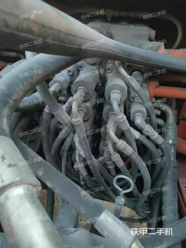 回轉(zhuǎn)馬達(dá)和主控閥（整機(jī)外觀）