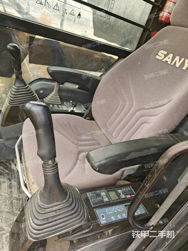 座椅右側控制臺/鑰匙門/油門/含右手柄（駕駛室部分）