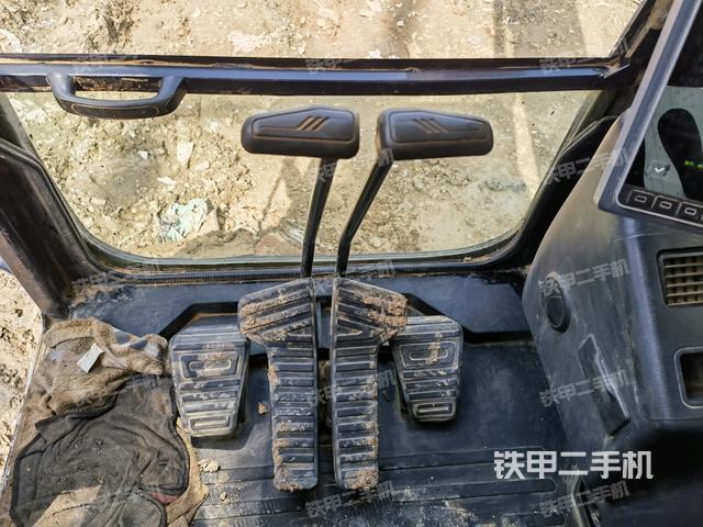 行走控制手柄和踏板?俯拍（駕駛室部分）