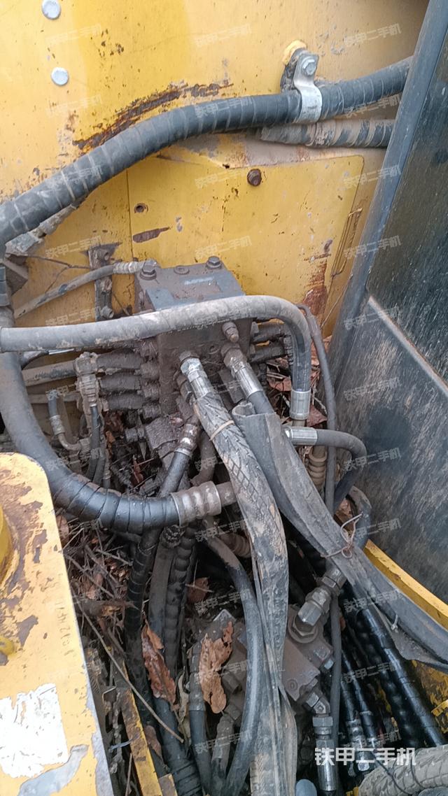 回轉(zhuǎn)馬達(dá)和主控閥(整機(jī)外觀) 回轉(zhuǎn)馬達(dá)和主控閥(整機(jī)外觀)