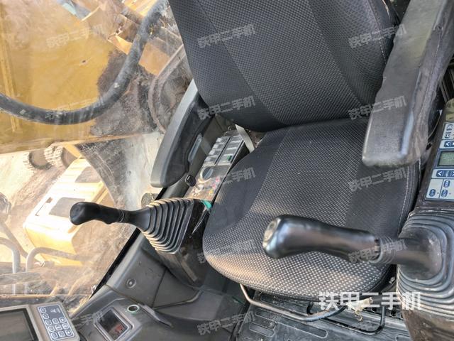 行走控制手柄和踏板?俯拍(駕駛室部分) 行走控制手柄和踏板?俯拍(駕駛室部分)