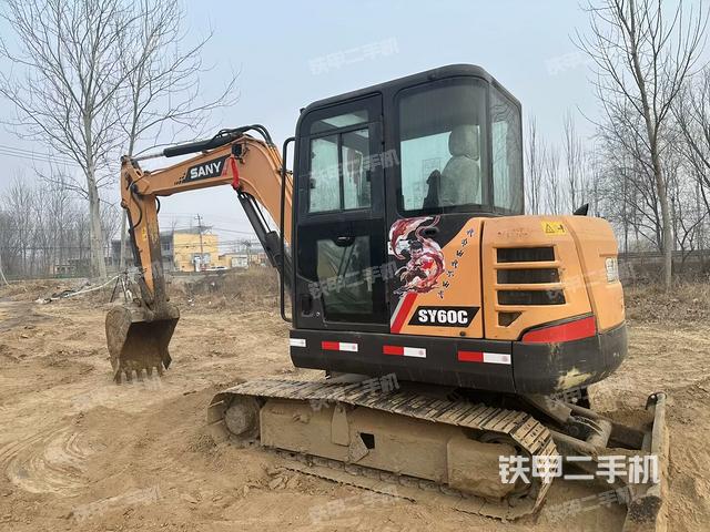 駕駛室整體(整機(jī)外觀) 駕駛室整體(整機(jī)外觀)