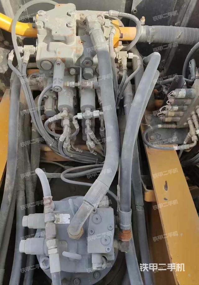 回轉(zhuǎn)馬達(dá)和主控閥（整機(jī)外觀）