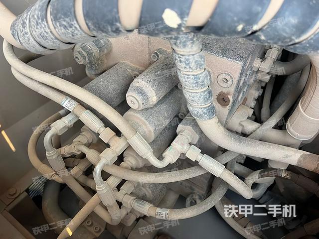回轉(zhuǎn)馬達(dá)和主控閥(整機(jī)外觀) 回轉(zhuǎn)馬達(dá)和主控閥(整機(jī)外觀)