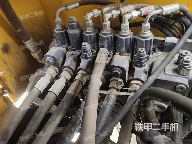 回转马达和主控阀（整机外观）