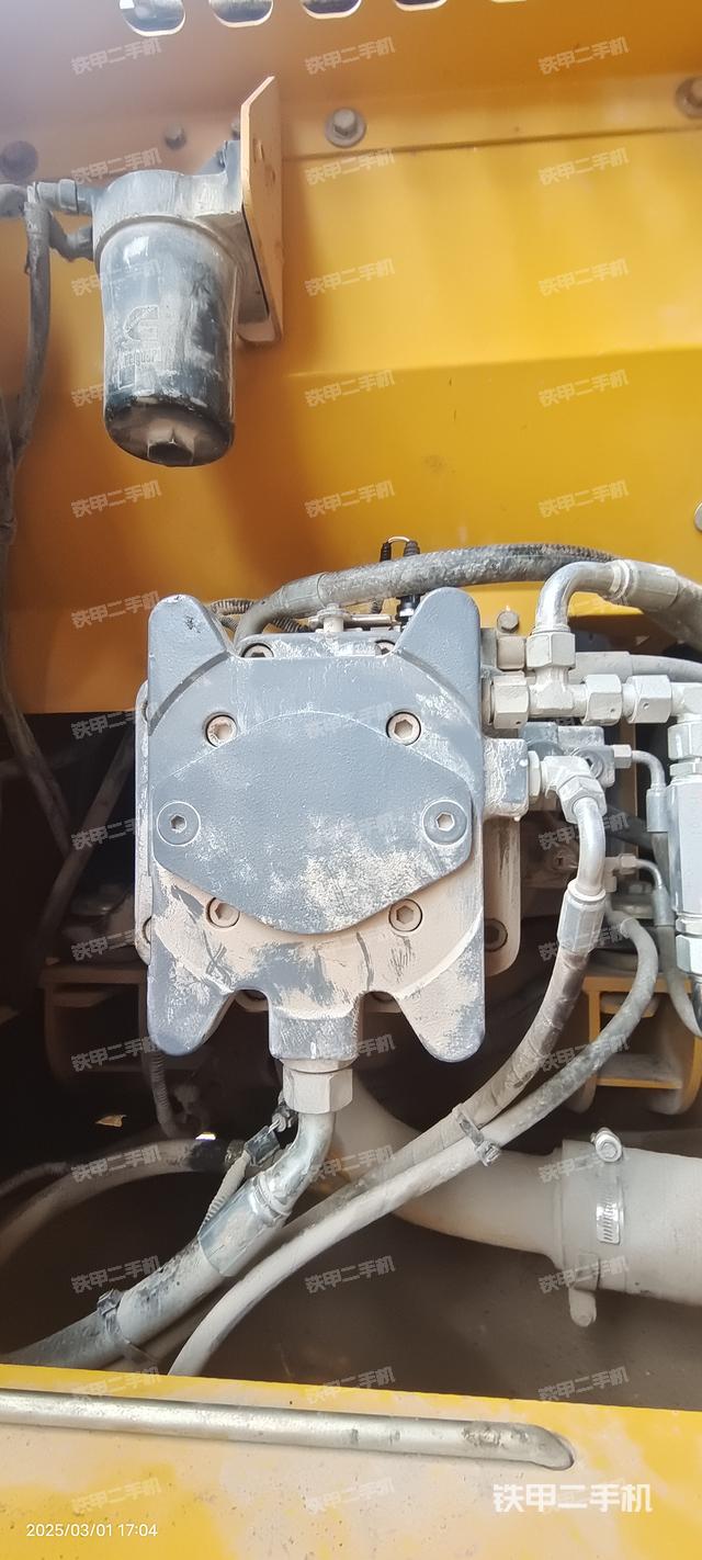 液压泵舱室正面整体（整机外观）