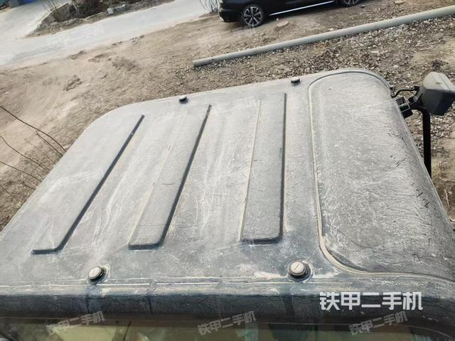 駕駛室頂部(整機(jī)外觀) 駕駛室頂部(整機(jī)外觀)