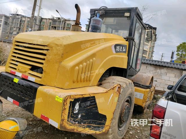 右前45°(壓路機(jī)整機(jī)外觀) 右前45°(壓路機(jī)整機(jī)外觀)