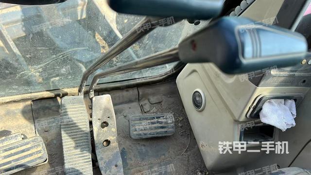 行走控制手柄和踏板?俯拍(駕駛室部分) 行走控制手柄和踏板?俯拍(駕駛室部分)