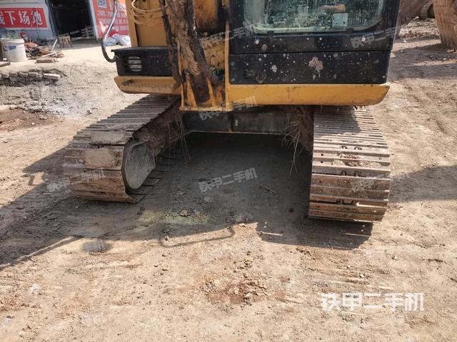 轉(zhuǎn)盤和下車架正前(工作和回轉(zhuǎn)裝置) 轉(zhuǎn)盤和下車架正前(工作和回轉(zhuǎn)裝置)