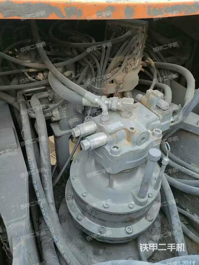 回轉(zhuǎn)馬達(dá)和主控閥（整機(jī)外觀）