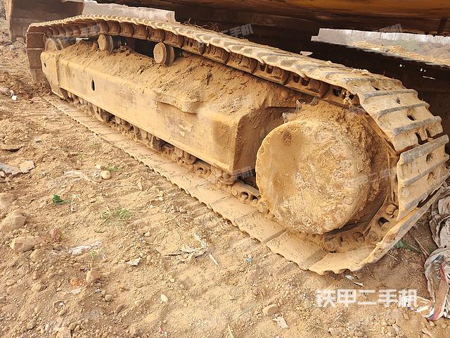 單側(cè)履帶整體(整機(jī)外觀) 單側(cè)履帶整體(整機(jī)外觀)