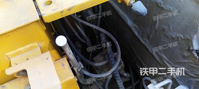 回轉(zhuǎn)馬達和主控閥(整機外觀) 回轉(zhuǎn)馬達和主控閥(整機外觀)