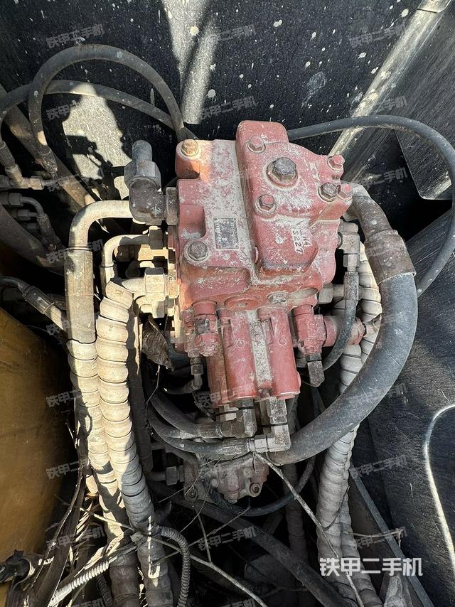 回转马达和主控阀（整机外观）