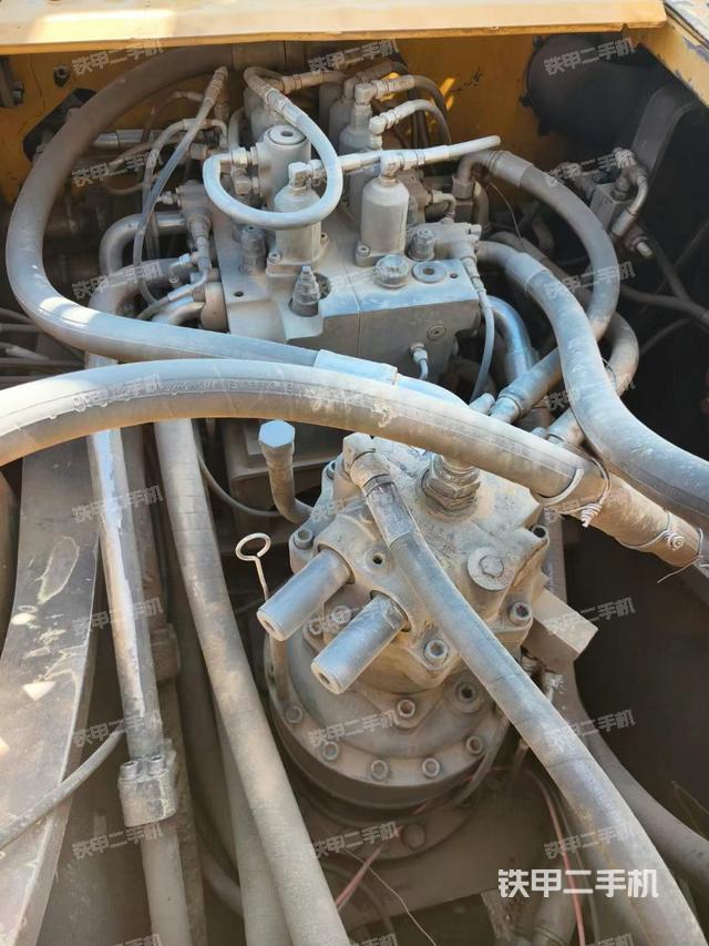 回轉(zhuǎn)馬達(dá)和主控閥（整機外觀）