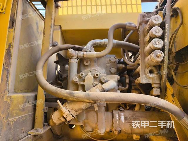 液壓泵艙室正面整體(整機外觀) 液壓泵艙室正面整體(整機外觀)