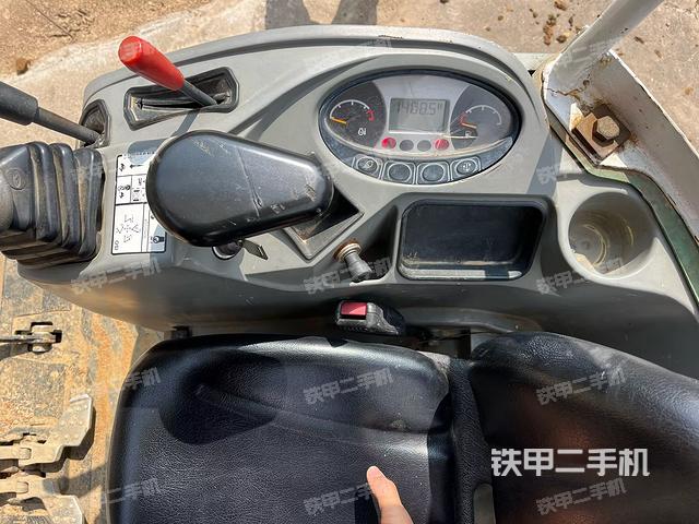 回轉(zhuǎn)馬達和主控閥(整機外觀) 回轉(zhuǎn)馬達和主控閥(整機外觀)