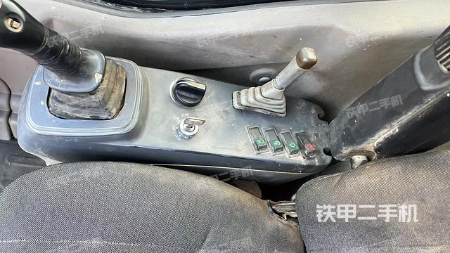 座椅左側(cè)控制臺/音響/含左手柄(駕駛室部分) 座椅左側(cè)控制臺/音響/含左手柄(駕駛室部分)