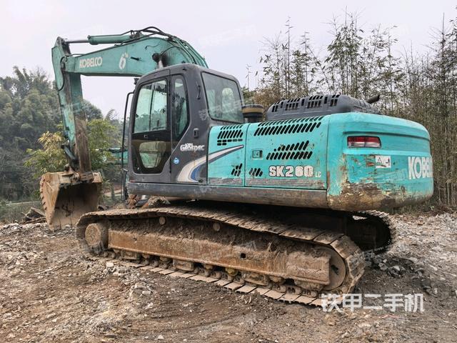 神钢SK260LC-8挖掘机的设备实拍-第3张实拍照片