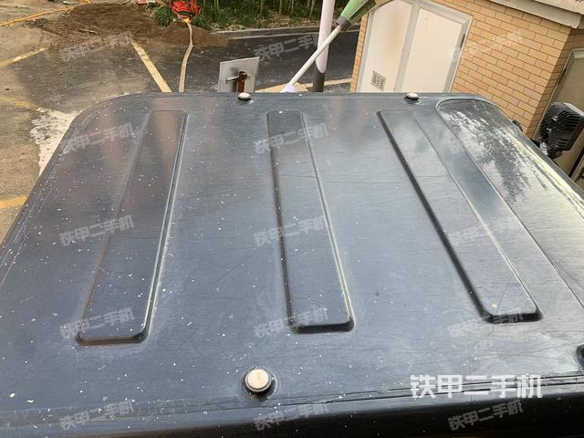 駕駛室頂部(整機(jī)外觀) 駕駛室頂部(整機(jī)外觀)