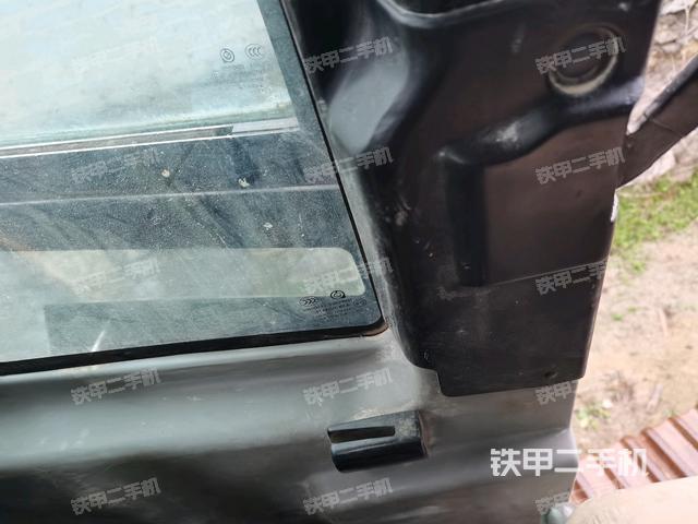 左后方玻璃角標(biāo)（駕駛室部分）