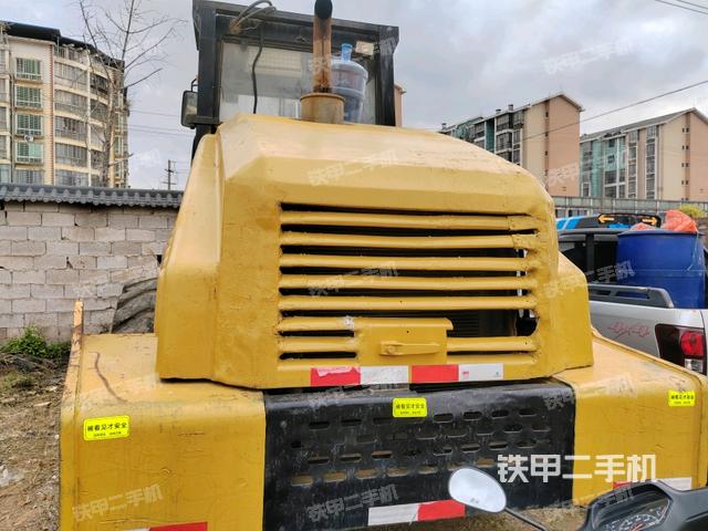 右后45°(壓路機(jī)整機(jī)外觀) 右后45°(壓路機(jī)整機(jī)外觀)