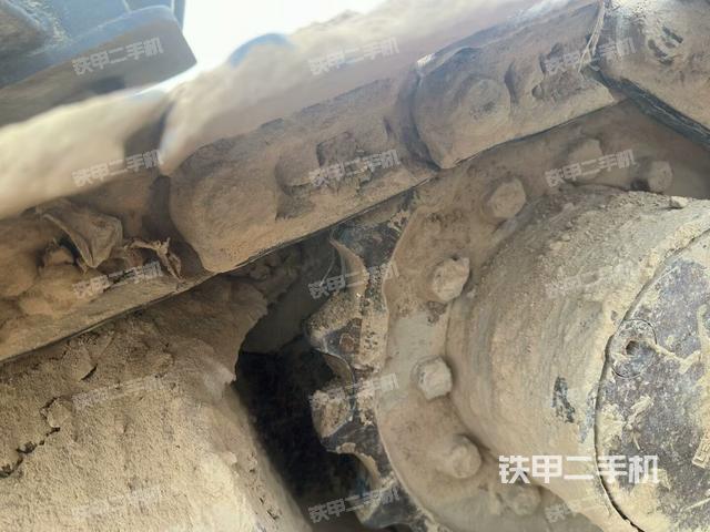 單側(cè)履帶整體(整機(jī)外觀) 單側(cè)履帶整體(整機(jī)外觀)