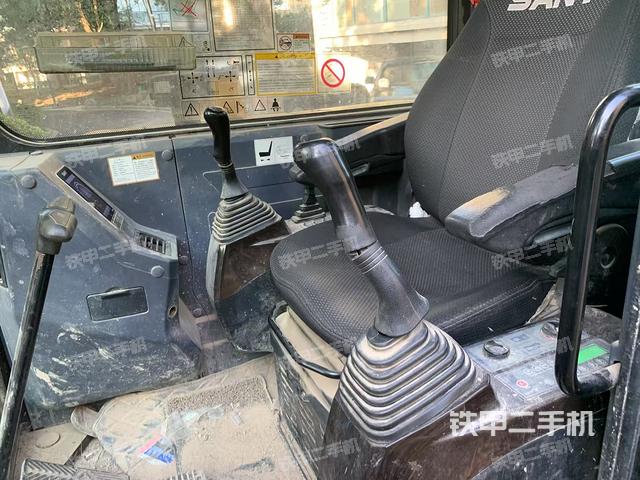 駕駛室整體(整機(jī)外觀) 駕駛室整體(整機(jī)外觀)