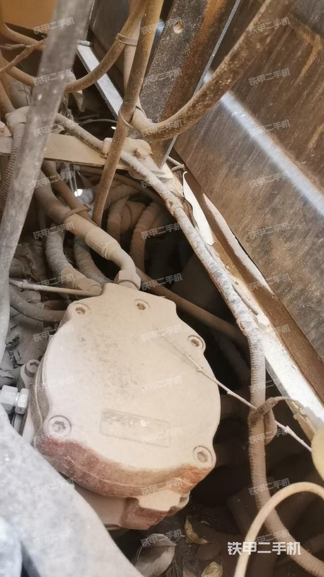 回轉(zhuǎn)馬達(dá)和主控閥（整機(jī)外觀）