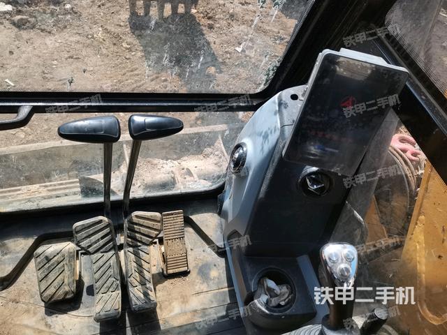 行走控制手柄和踏板?俯拍（駕駛室部分）