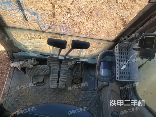 行走控制手柄和踏板?俯拍(駕駛室部分) 行走控制手柄和踏板?俯拍(駕駛室部分)