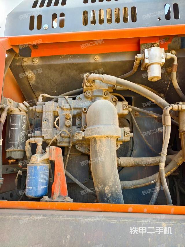 液压泵舱室正面整体（整机外观）