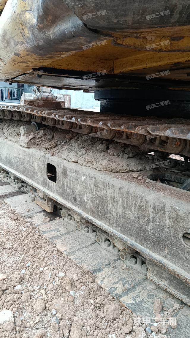 駕駛室頂部(整機(jī)外觀) 駕駛室頂部(整機(jī)外觀)