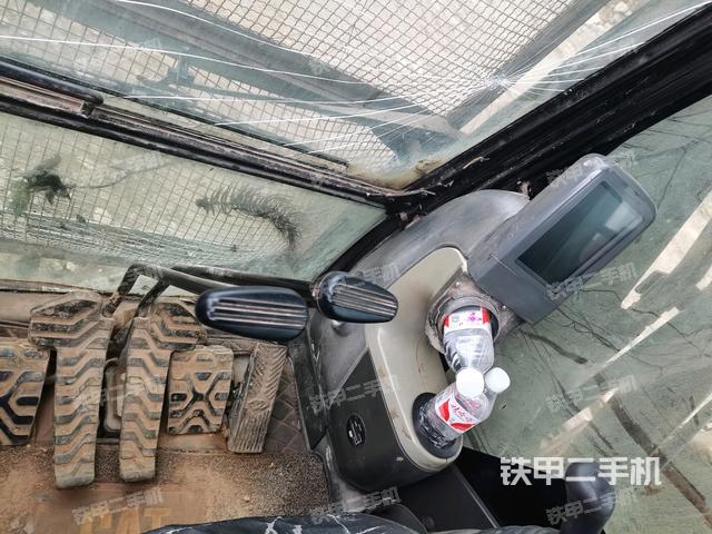 行走控制手柄和踏板?俯拍（駕駛室部分）