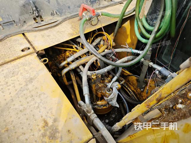 回转马达和主控阀（整机外观）