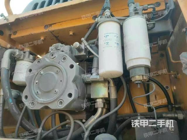 液壓泵艙室正面整體（整機外觀）