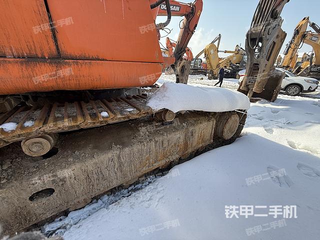 單側(cè)履帶整體(整機(jī)外觀) 單側(cè)履帶整體(整機(jī)外觀)