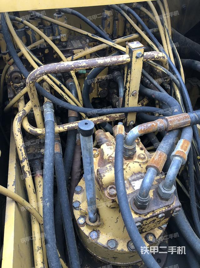 回转马达和主控阀（整机外观）