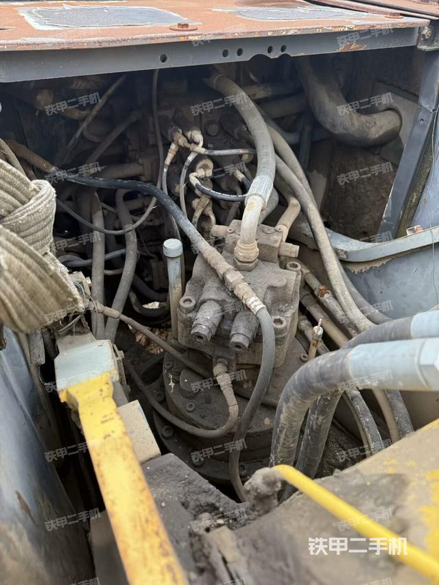 回轉(zhuǎn)馬達(dá)和主控閥(整機外觀) 回轉(zhuǎn)馬達(dá)和主控閥(整機外觀)