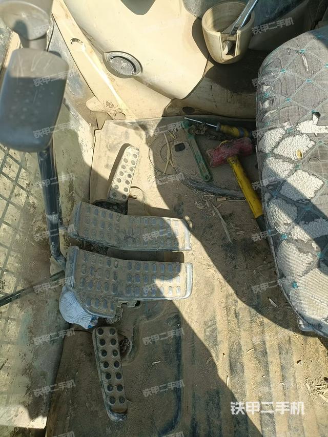 行走控制手柄和踏板?俯拍(駕駛室部分) 行走控制手柄和踏板?俯拍(駕駛室部分)