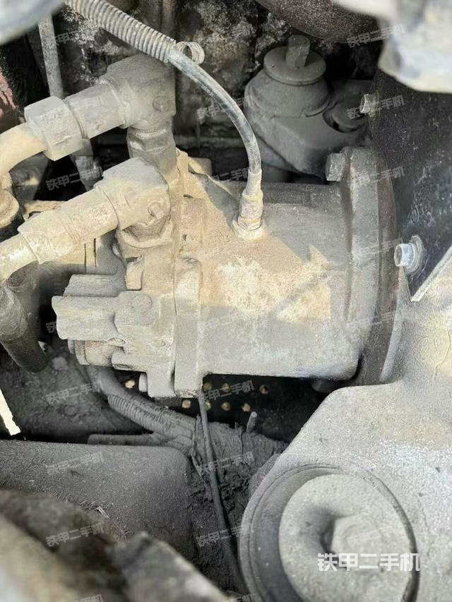 液压泵舱室正面整体（整机外观）