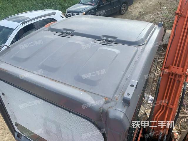 駕駛室頂部(整機(jī)外觀) 駕駛室頂部(整機(jī)外觀)